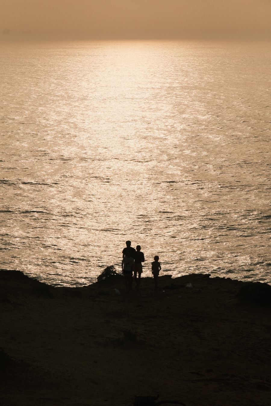 Une mariée ajuste son voile, lumière de fenêtre.