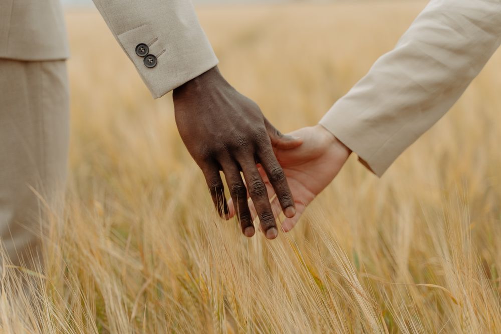 Un couple front contre front, les yeux fermés.